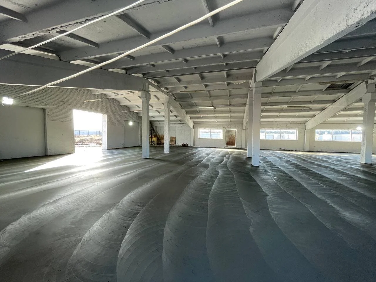 Монтаж промышленного бетонного пола под ключ с заливкой и разметкой