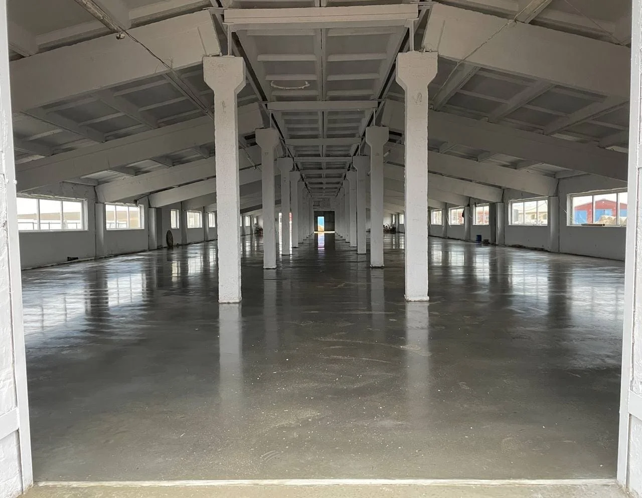 Бесшовный наливной полимерный пол в производственном цехе