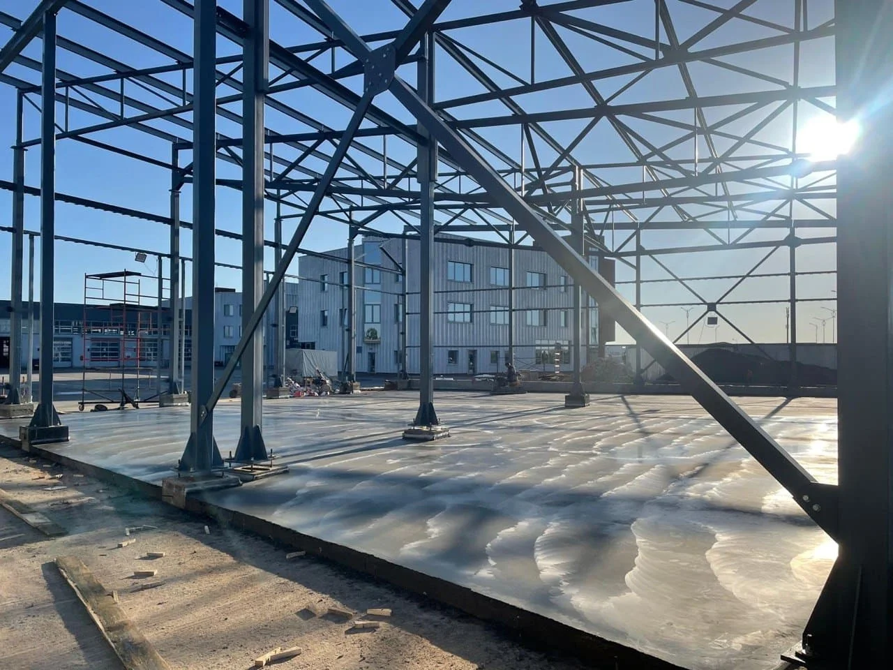 Бетонный промышленный пол после устройства на заводе