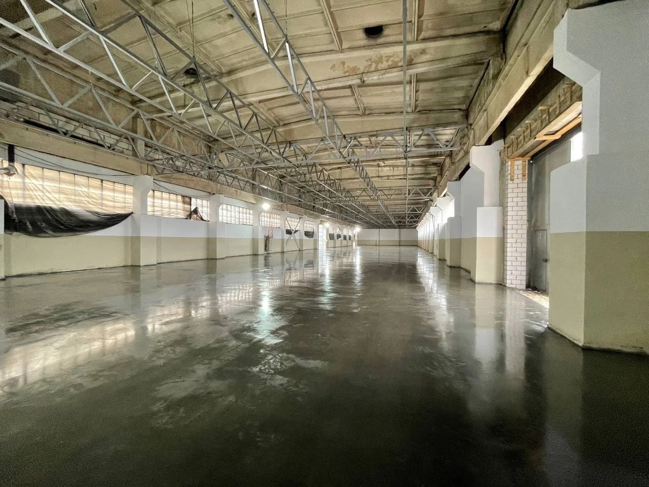 Современный промышленный пол после правильного монтажа и защиты