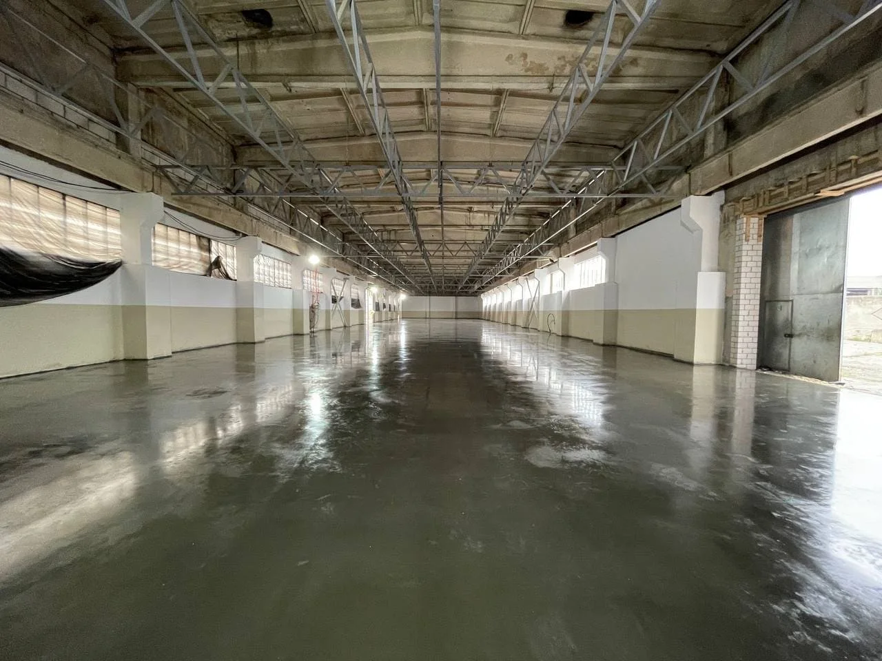 Процесс армирования перед заливкой бетонного промышленного пола