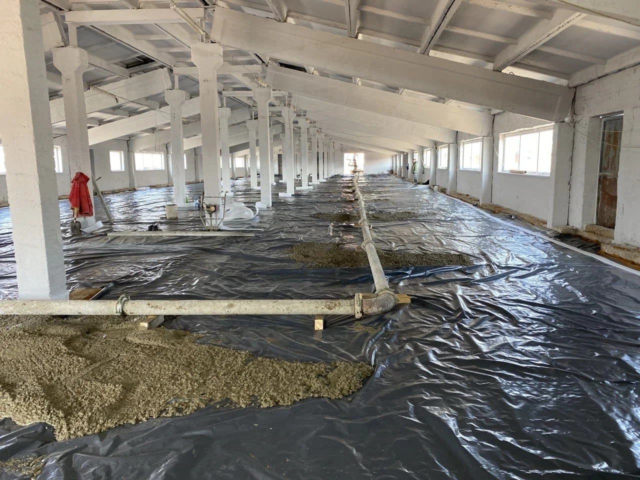 Готовый бетонный пол с топпингом и шлифованной поверхностью в производственном цехе