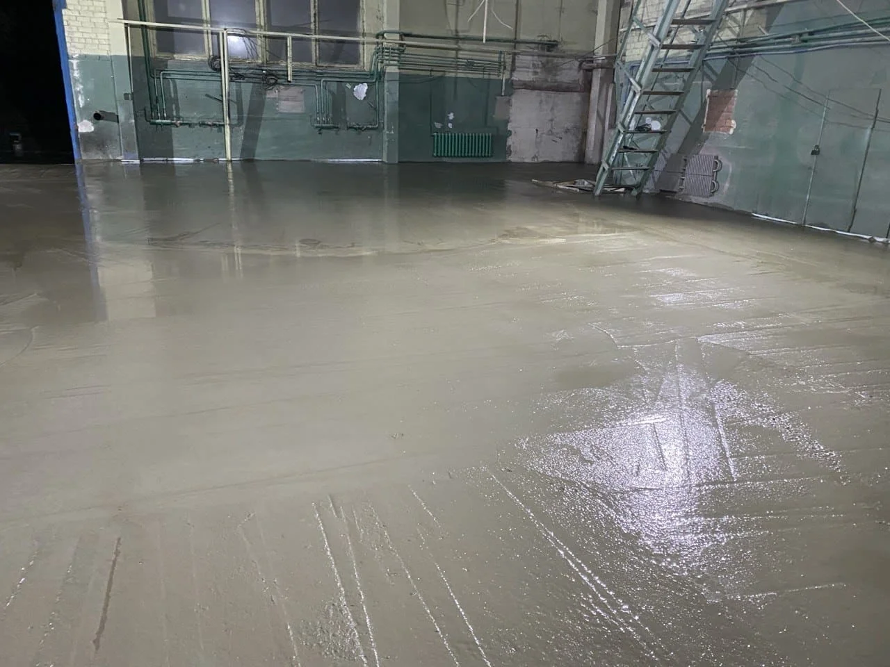 Пример эксплуатации бетонного промышленного пола на складе