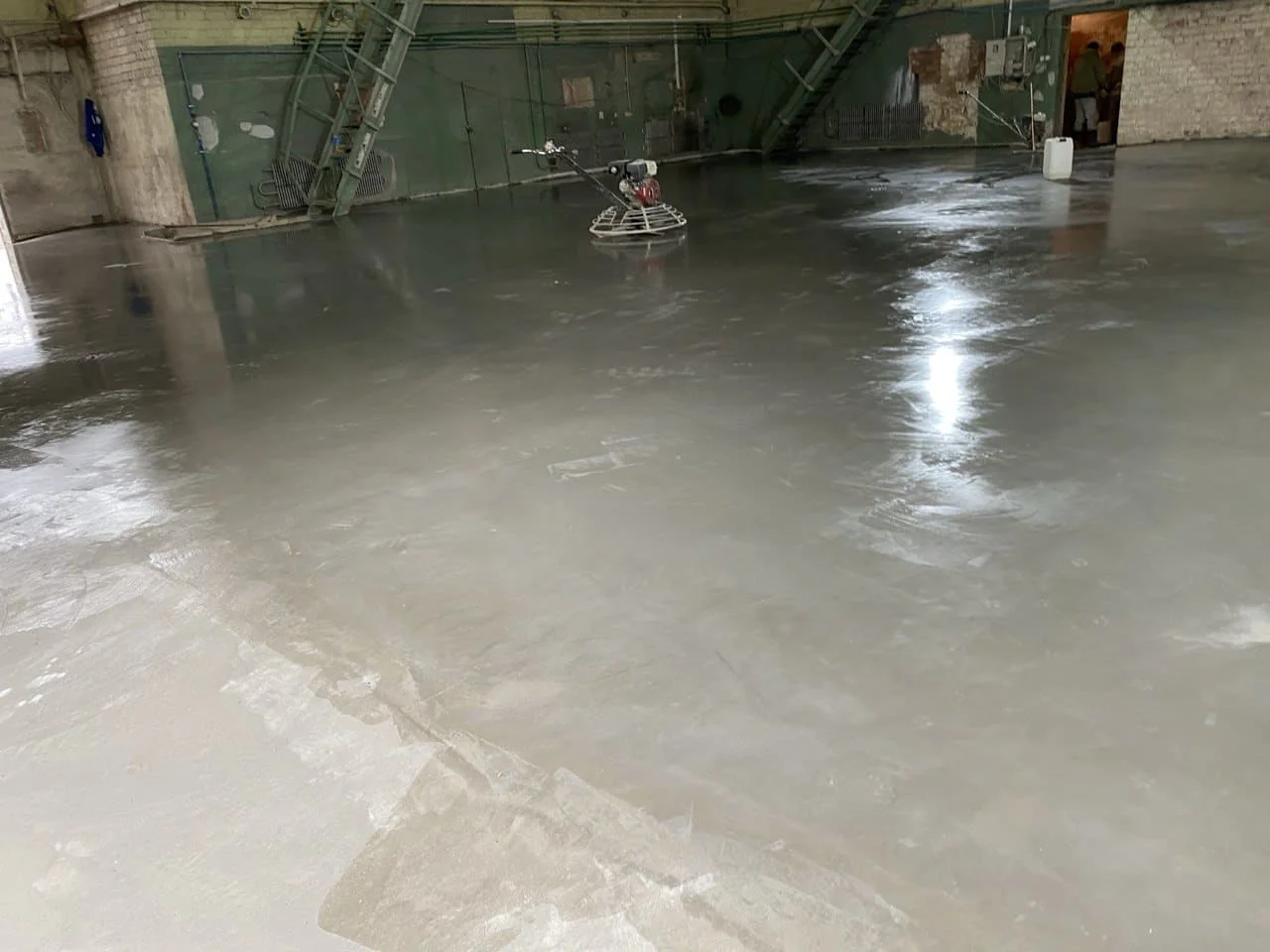Армированное бетонное покрытие после монтажа в производственном цехе