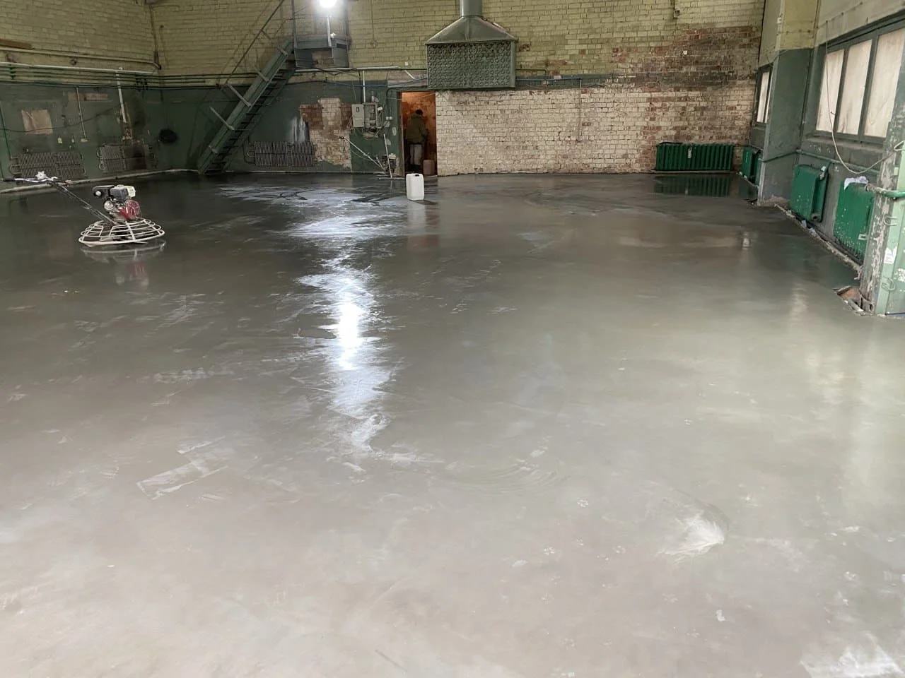 Бетонный промышленный пол после шлифовки и упрочнения на складе