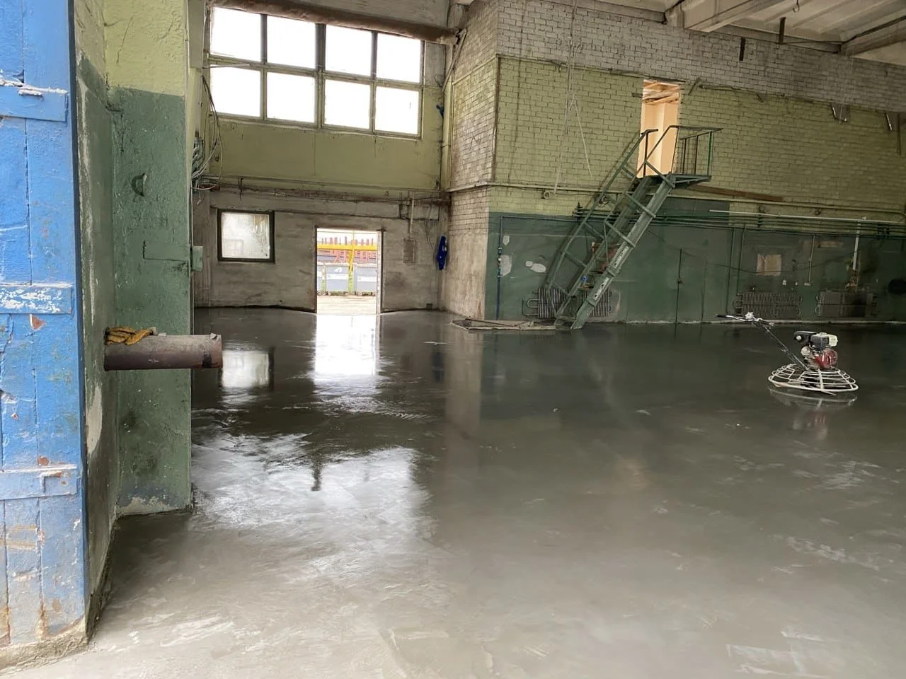 Частичный ремонт и обслуживание бетонного пола в производственном цехе