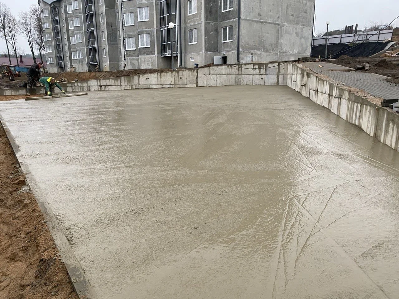 Процесс устройства топпингового бетонного пола на складе