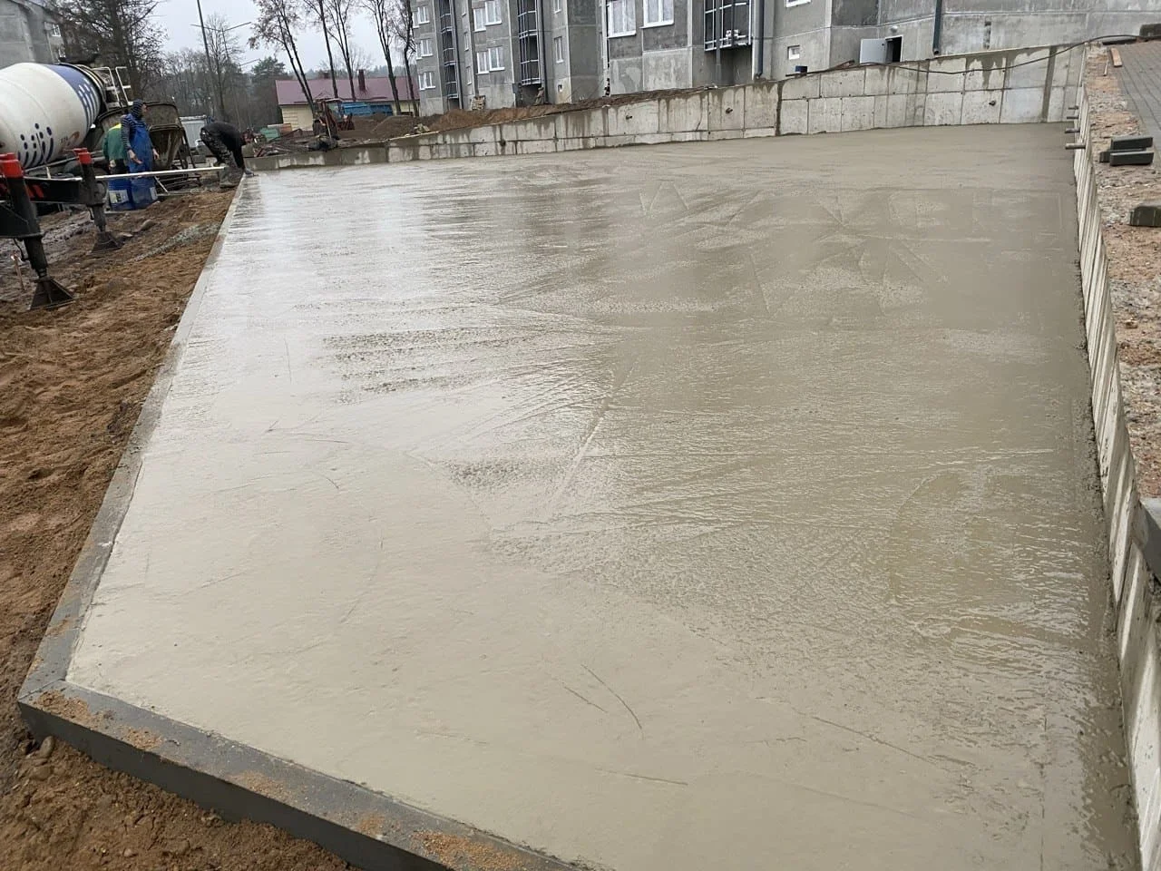 Полированный бетонный пол с цветной разметкой в современном цехе