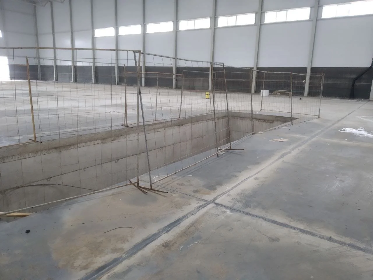 Исправление типичной ошибки монтажа наливного бетонного пола на производстве