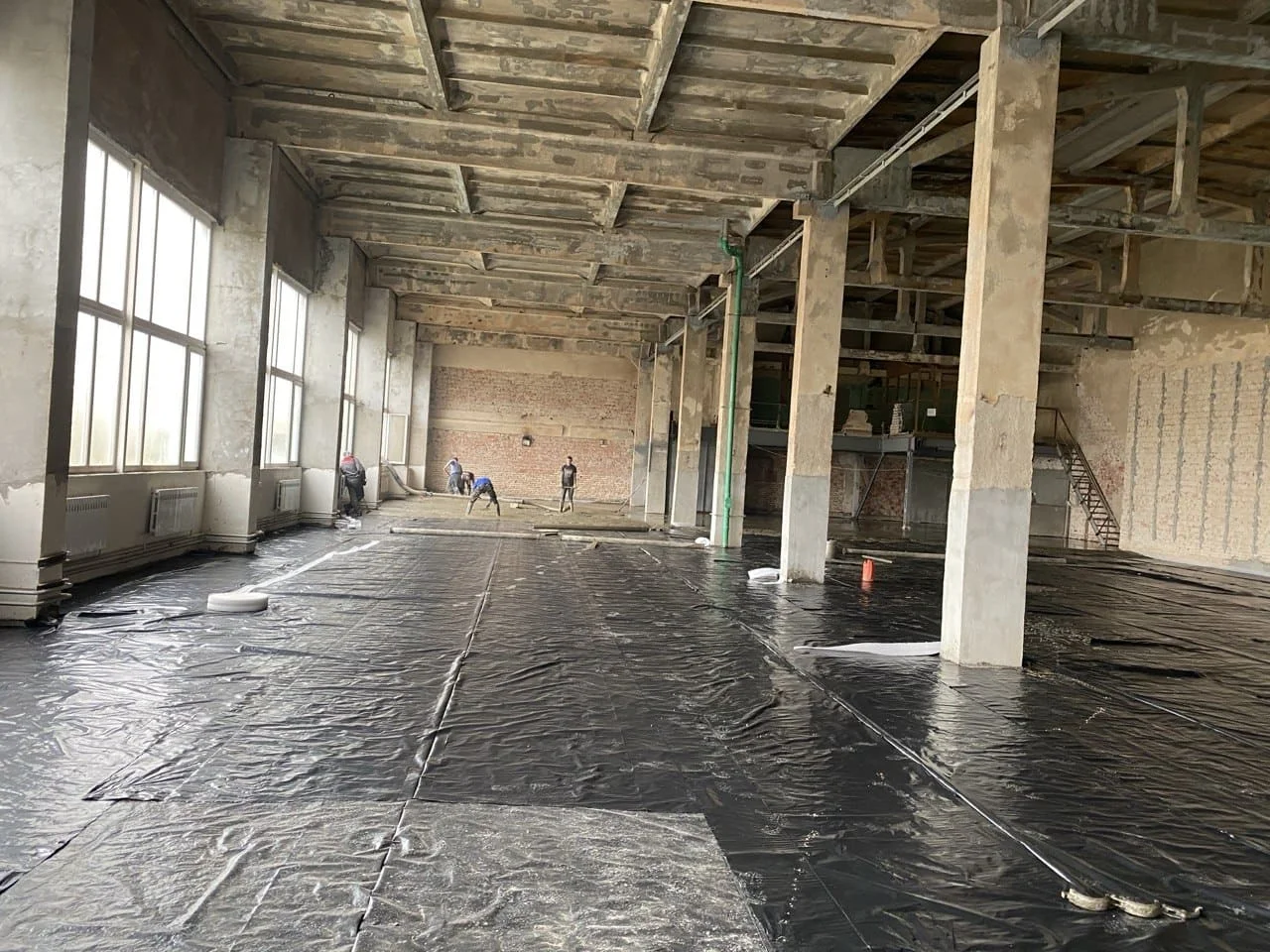 Абсолютно ровный наливной бетонный пол в логистическом складе