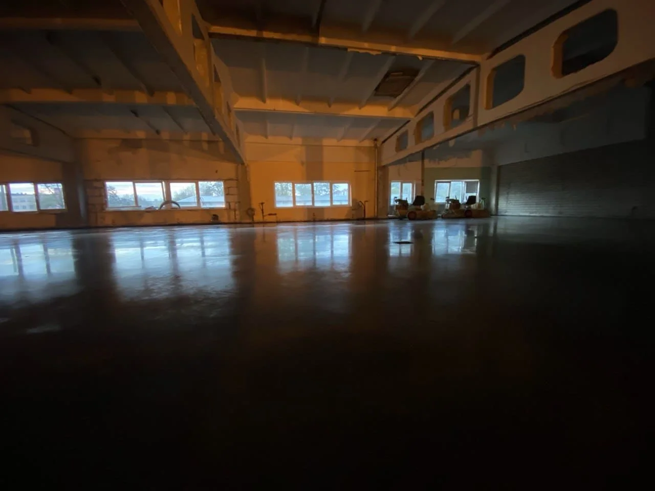 Классическая стяжка и наливной бетонный пол: сравнение поверхности на реальном объекте