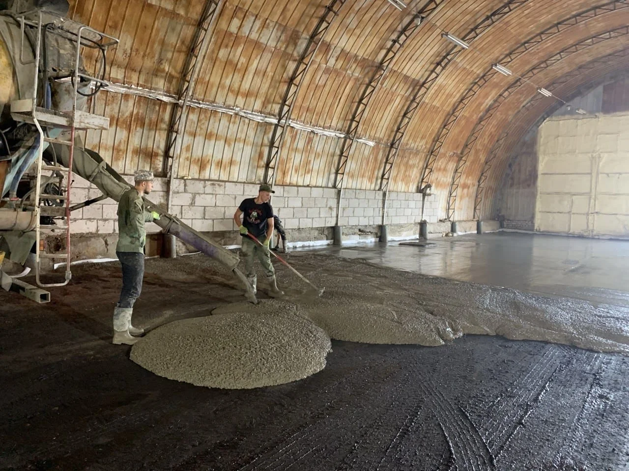 Логистический центр с наливным бетонным полом и активной работой техники