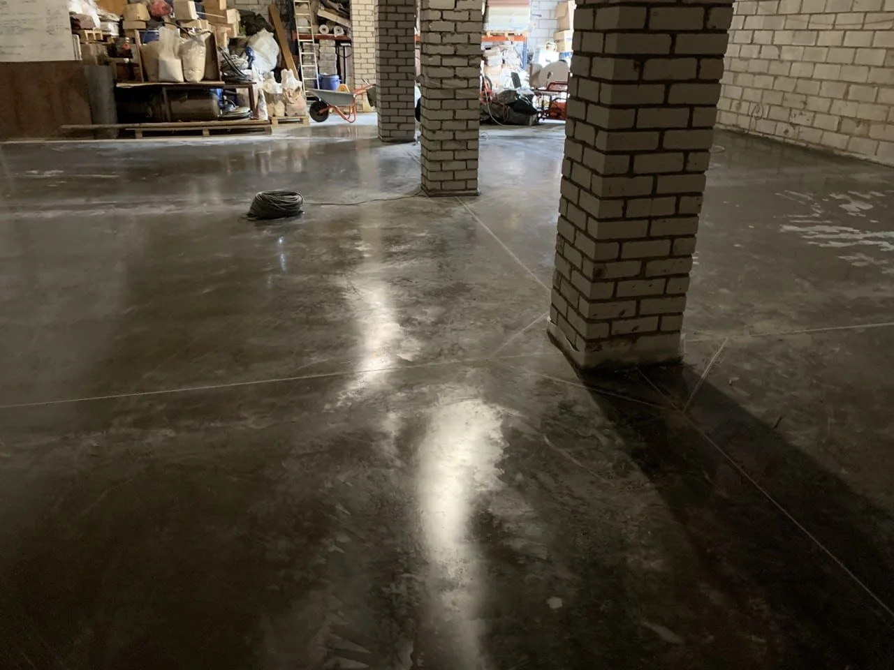 Глянцевый наливной бетонный пол в коммерческом торговом зале