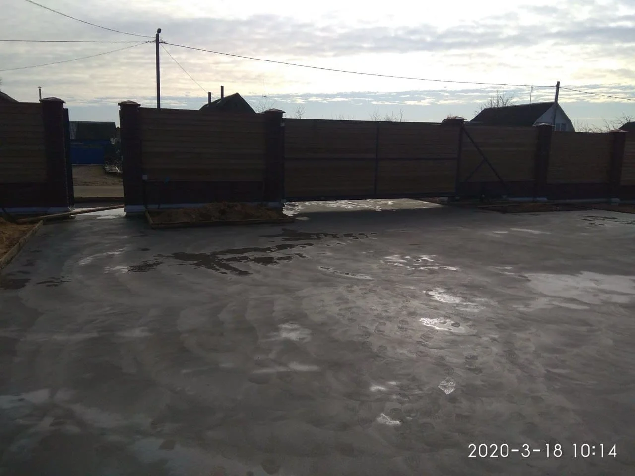 Готовая армированная бетонная плита после эксплуатации на складе