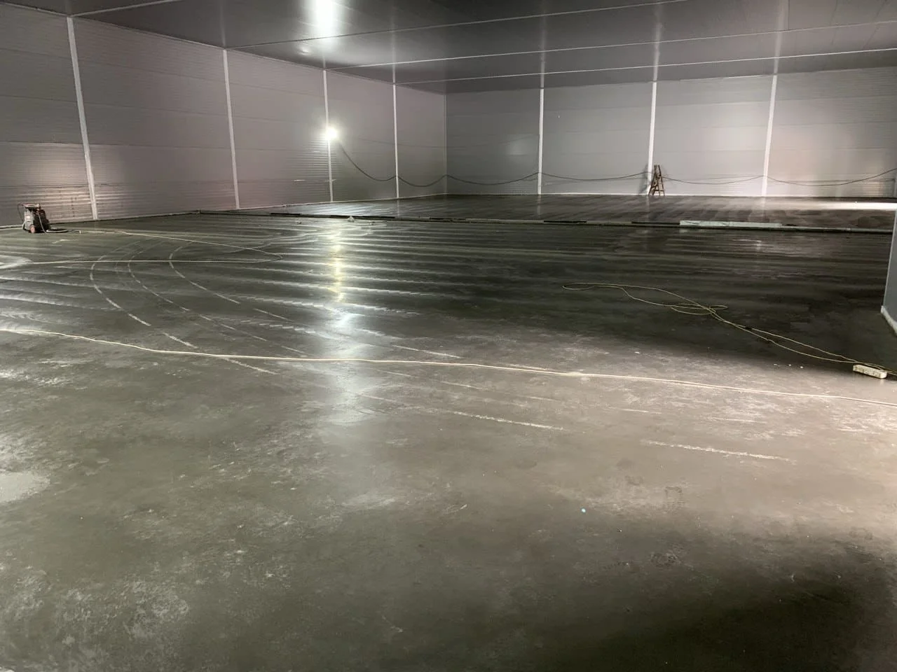 Укладка арматурной сетки перед заливкой промышленного бетонного пола