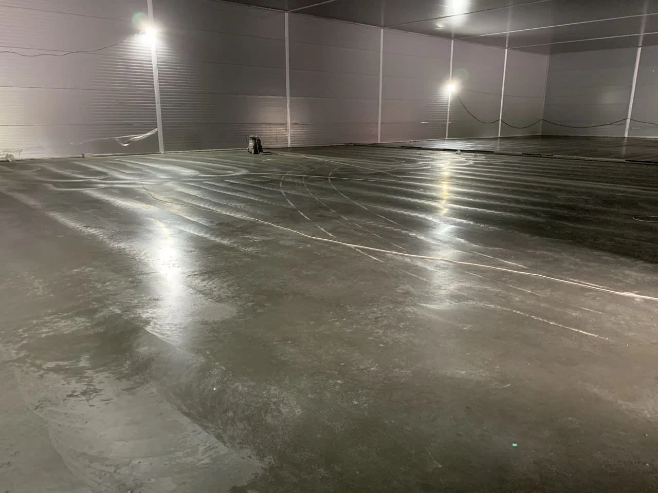 Затирка и финишная шлифовка готового армированного бетонного покрытия