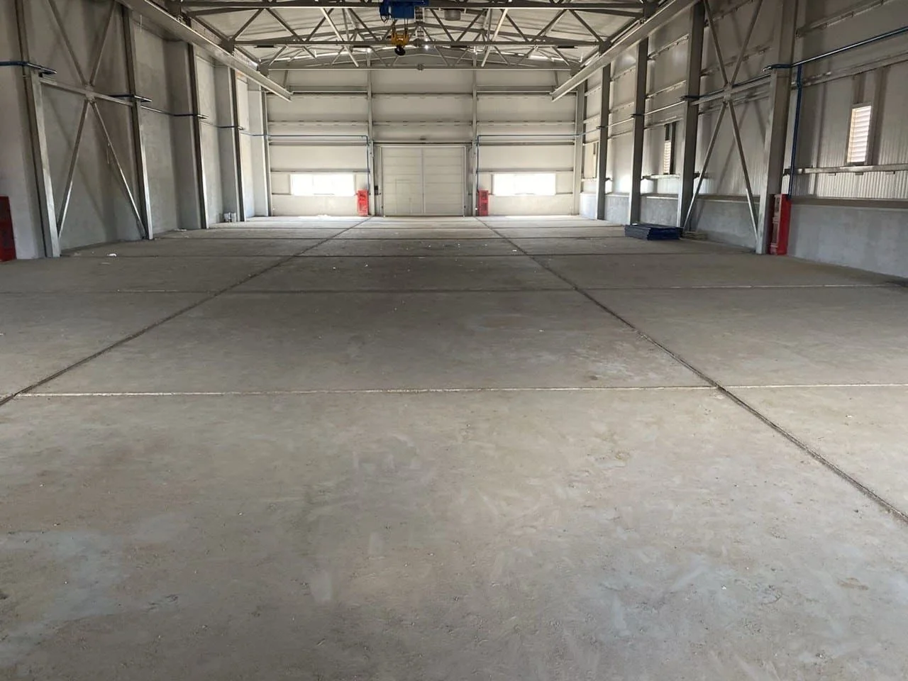 Этап армирования бетонной плиты при заливке пола для коммерческого объекта