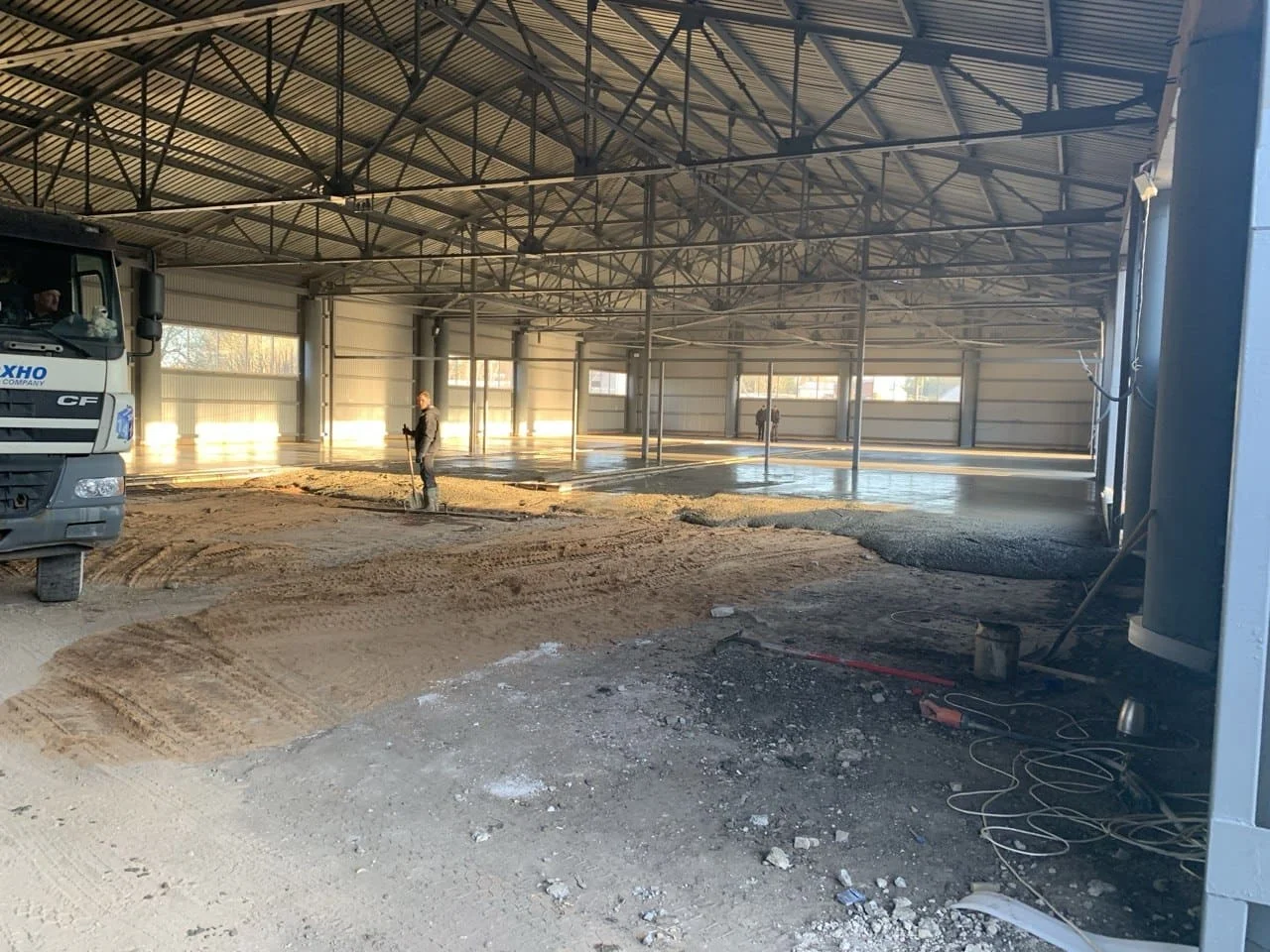 Эксплуатация армированного бетонного пола вилочным погрузчиком без трещин и просадок