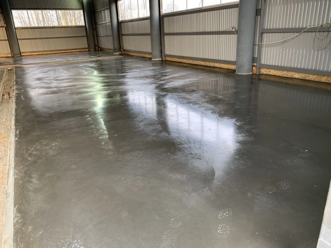 Заливка бетонной стяжки на промышленном объекте по маякам