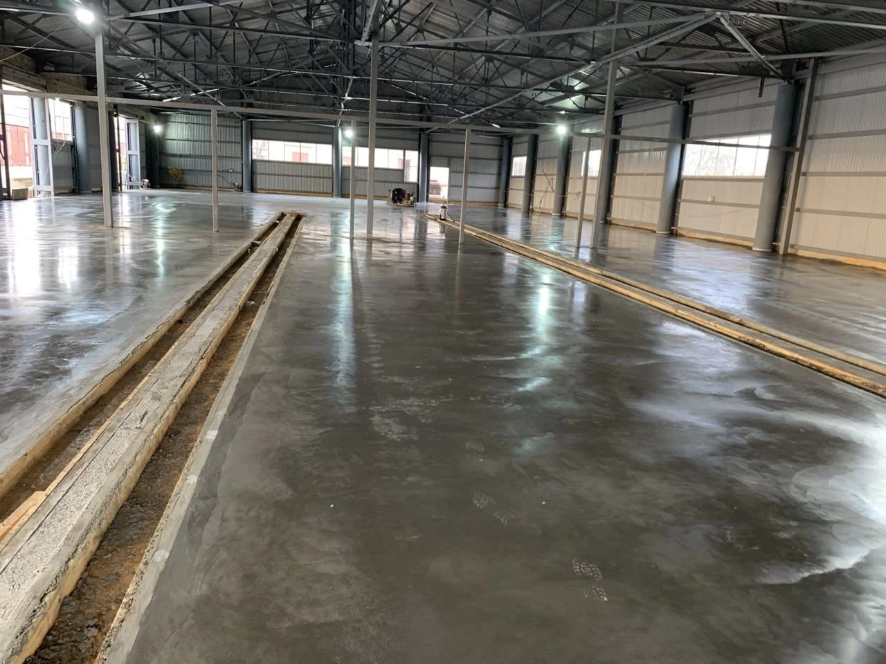 Готовая армированная бетонная стяжка пола с идеально ровной поверхностью