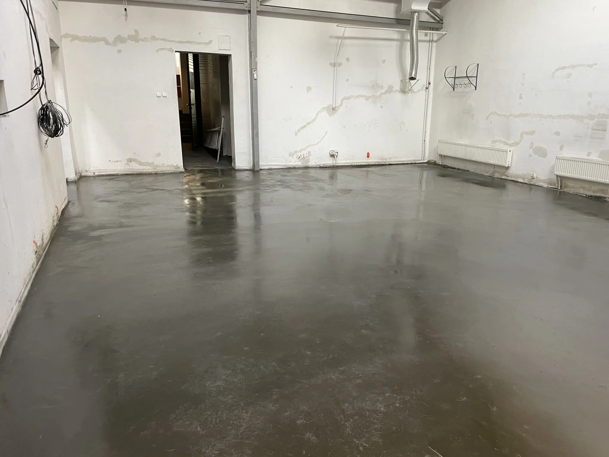 Устройство армированной бетонной стяжки на промышленном складе