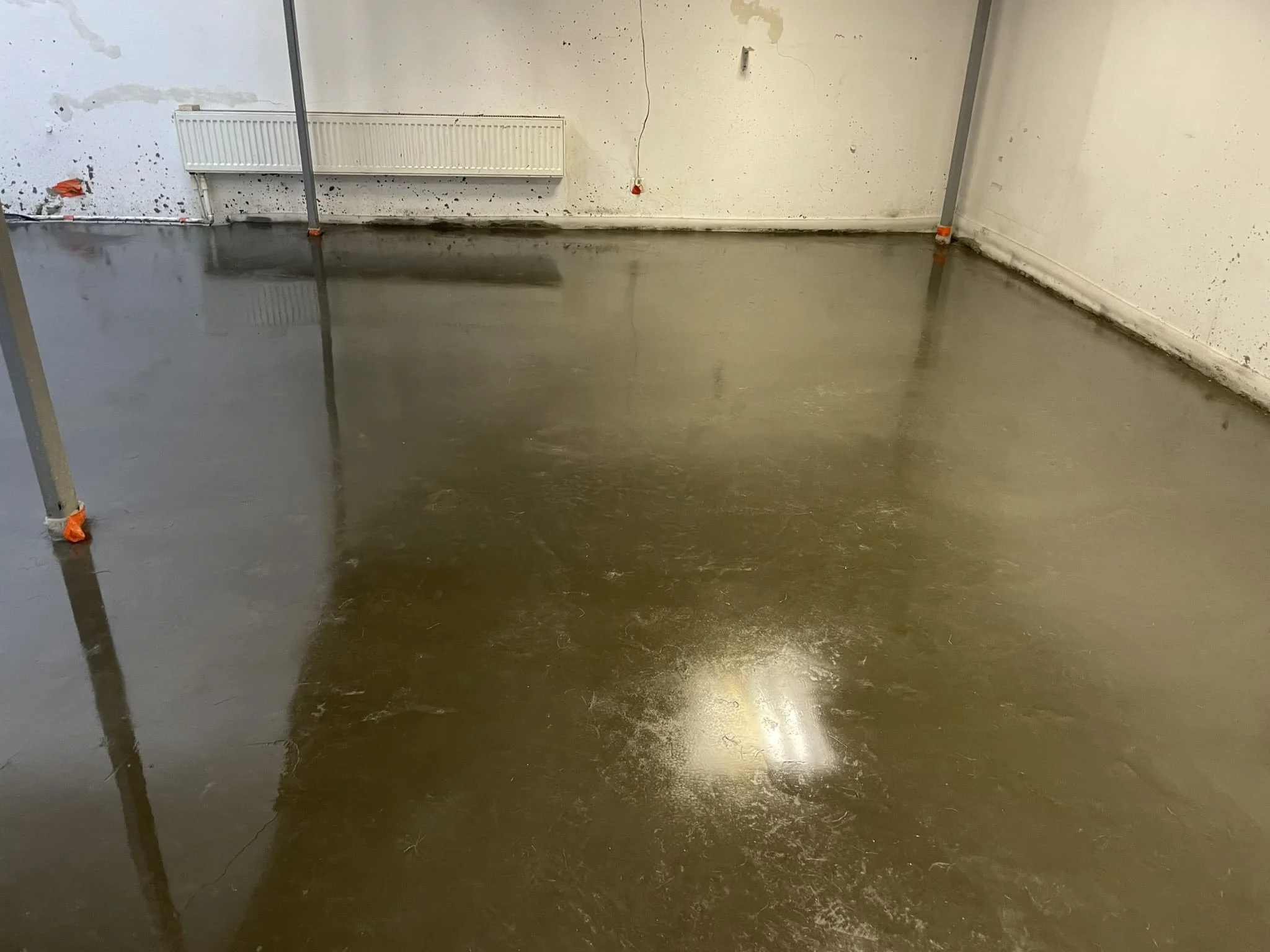 Проверка жёсткости армированной стяжки пола после высыхания
