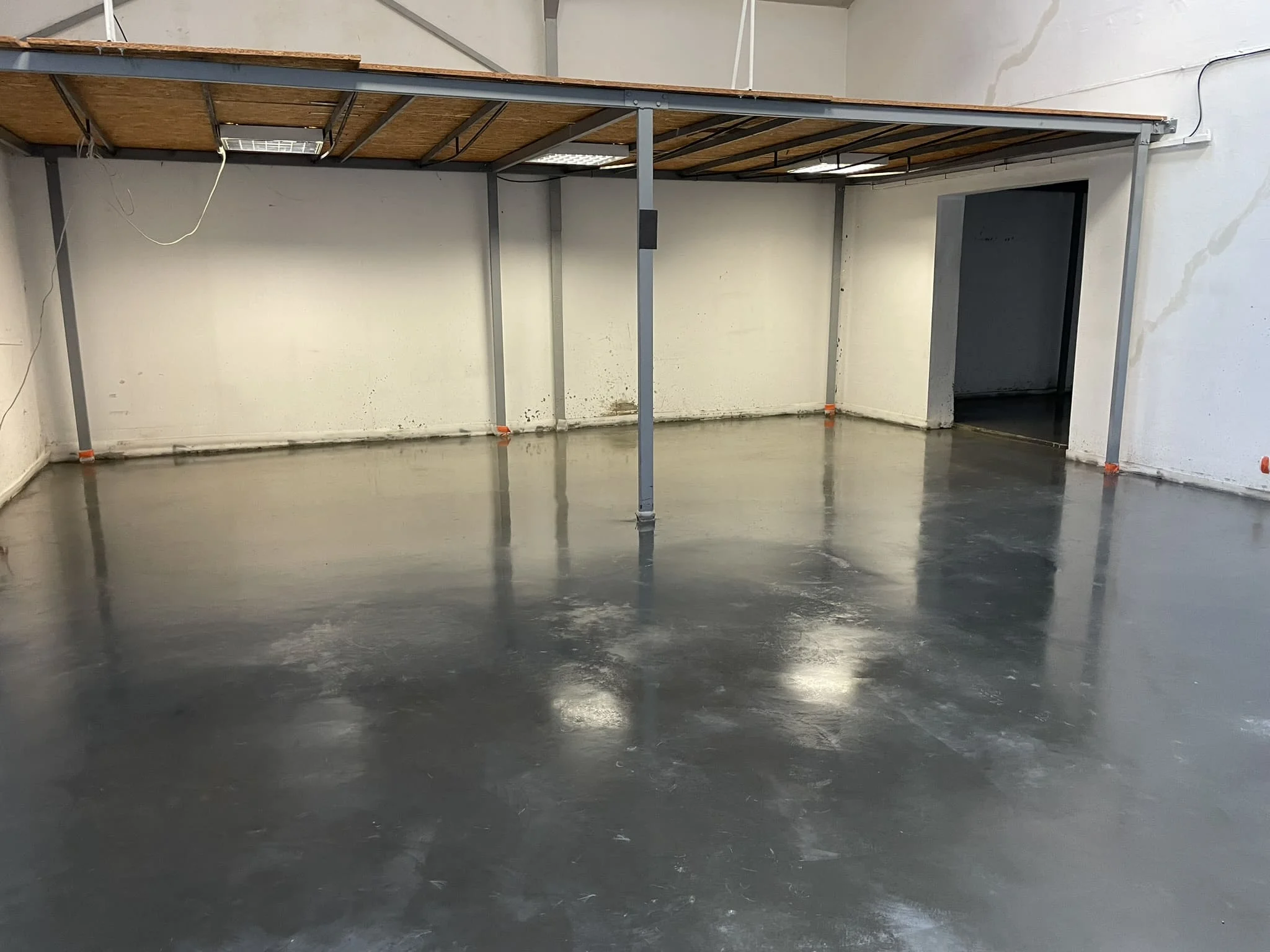 Сравнение бетонной стяжки и промышленного пола на производстве