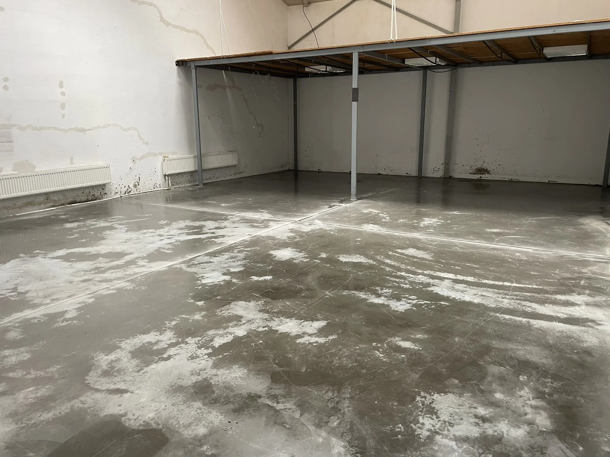 Монтаж наливного пола поверх бетонной стяжки в промышленном цехе