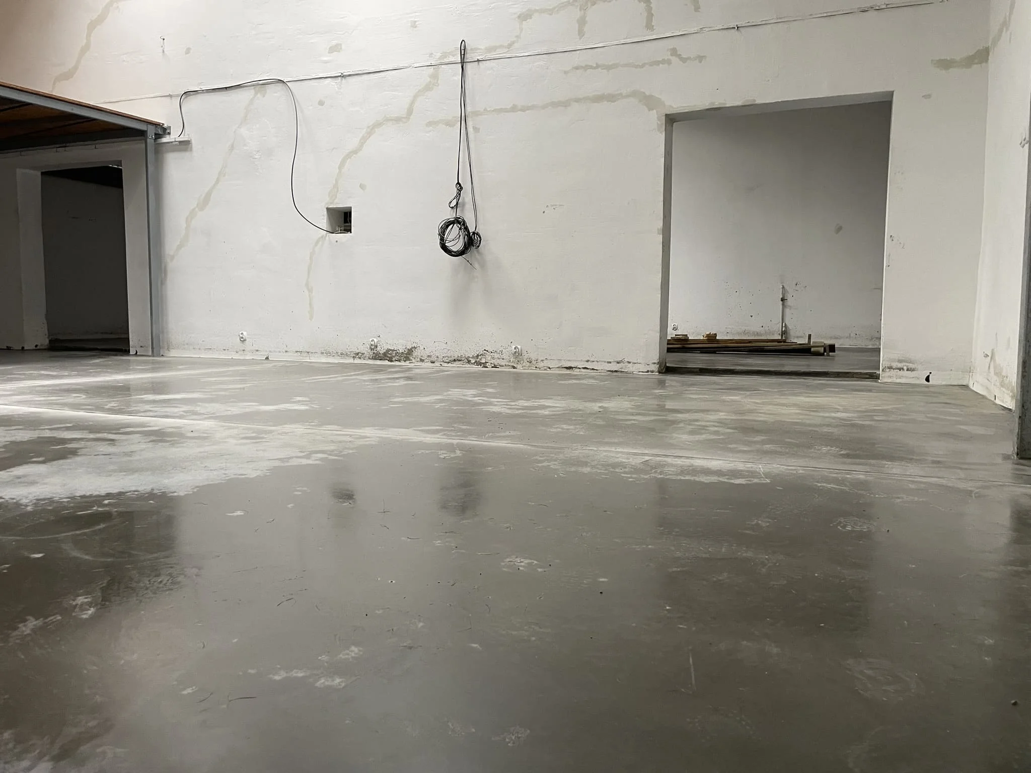 Этап нанесения топпинга на бетонный пол в промышленном здании / ТопПолГарант