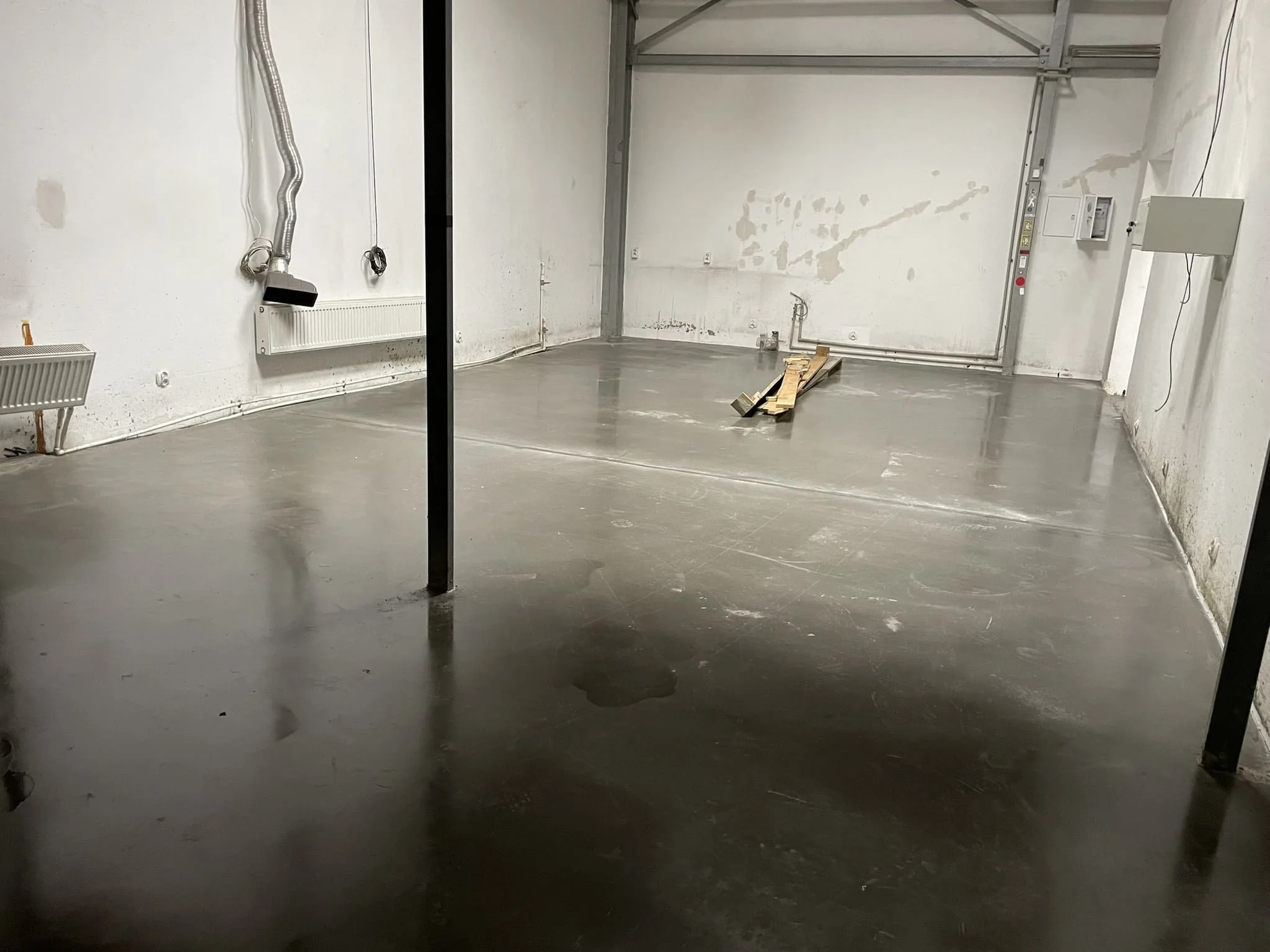 Процесс нанесения топпинга и упрочнителя на свежий бетонный пол