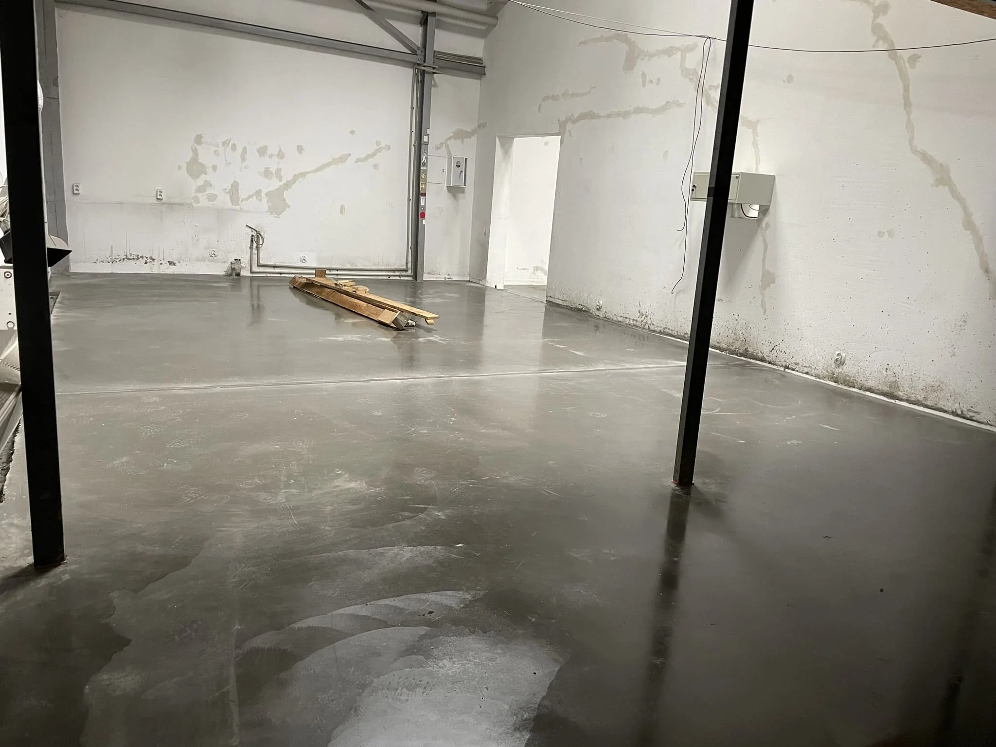 Полированный бетонный пол на складе после обработки и глубокой шлифовки