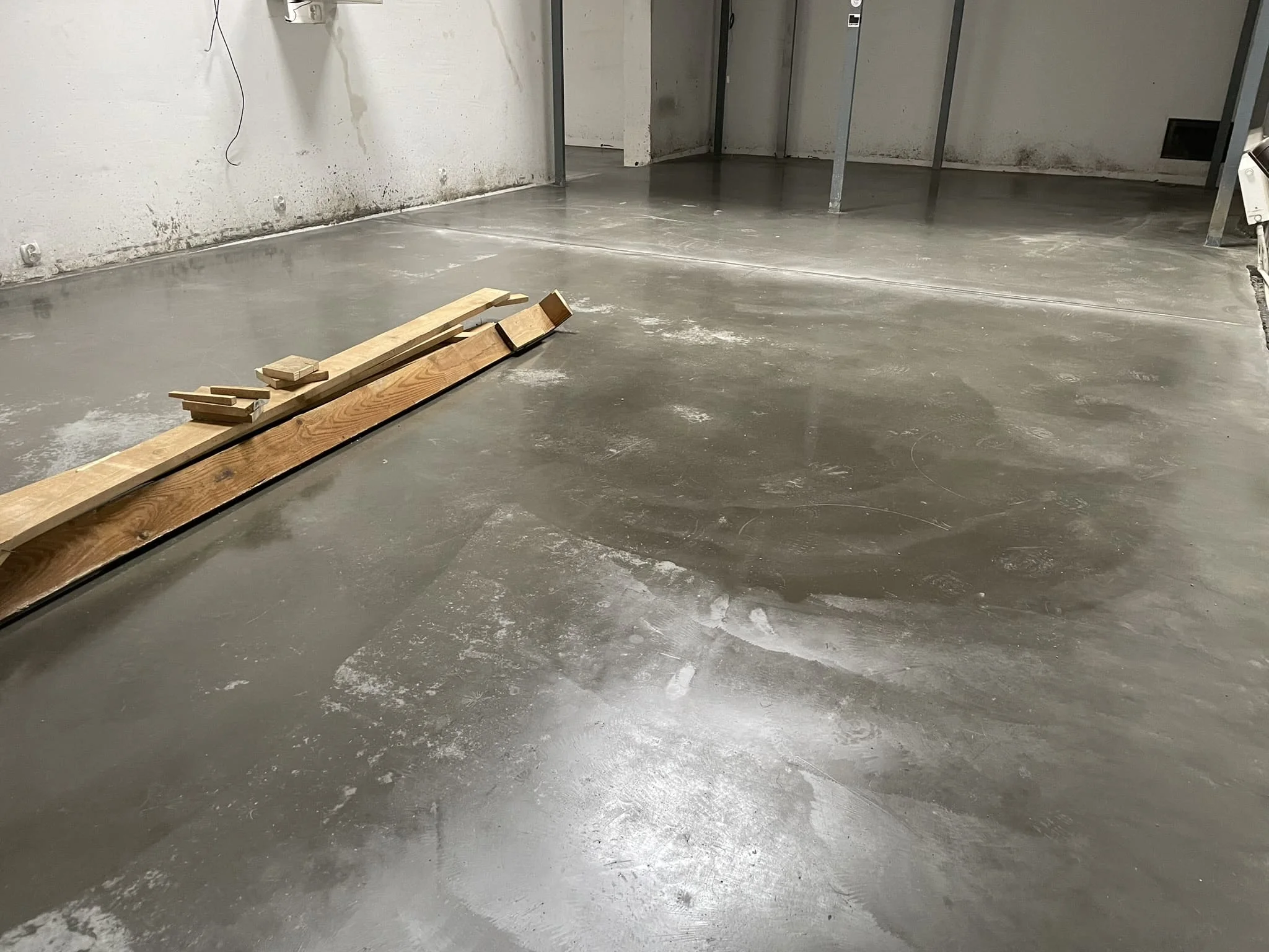 Нанесение топпинга на свежий бетонный пол склада