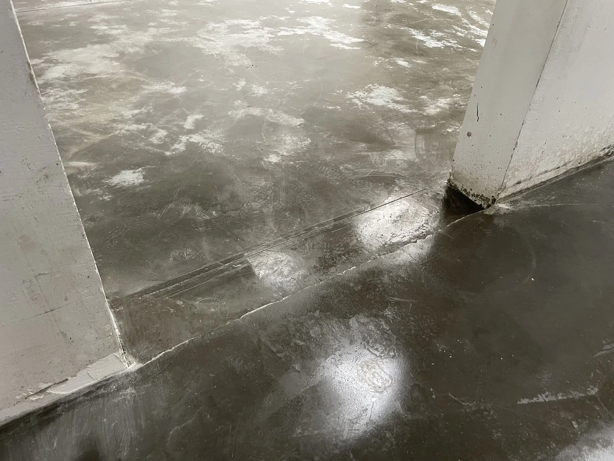 Эксплуатация износостойкого бетонного пола под погрузчиками на складе