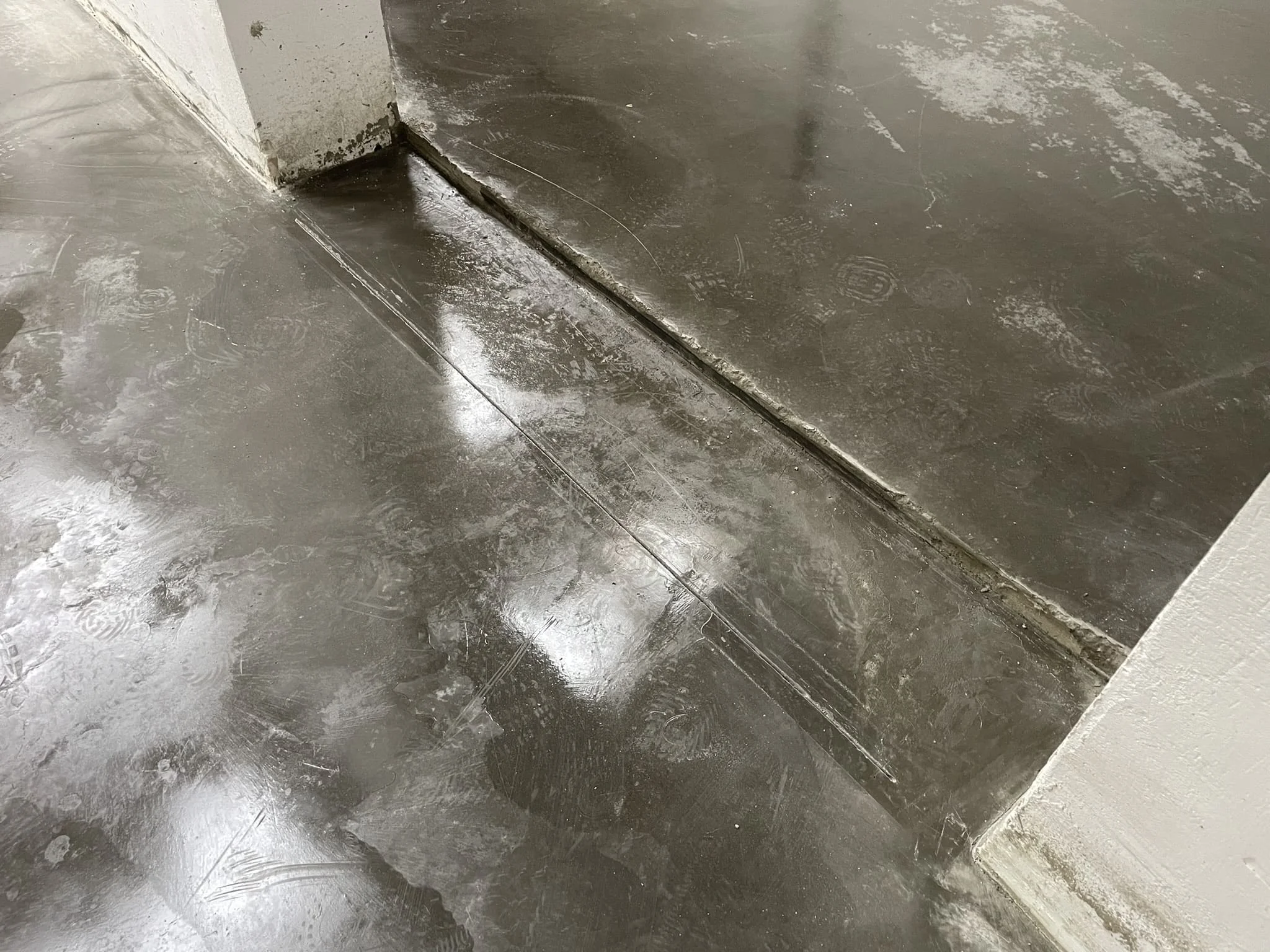 Шлифовка и обслуживание бетонного пола в торговом центре с высоким трафиком