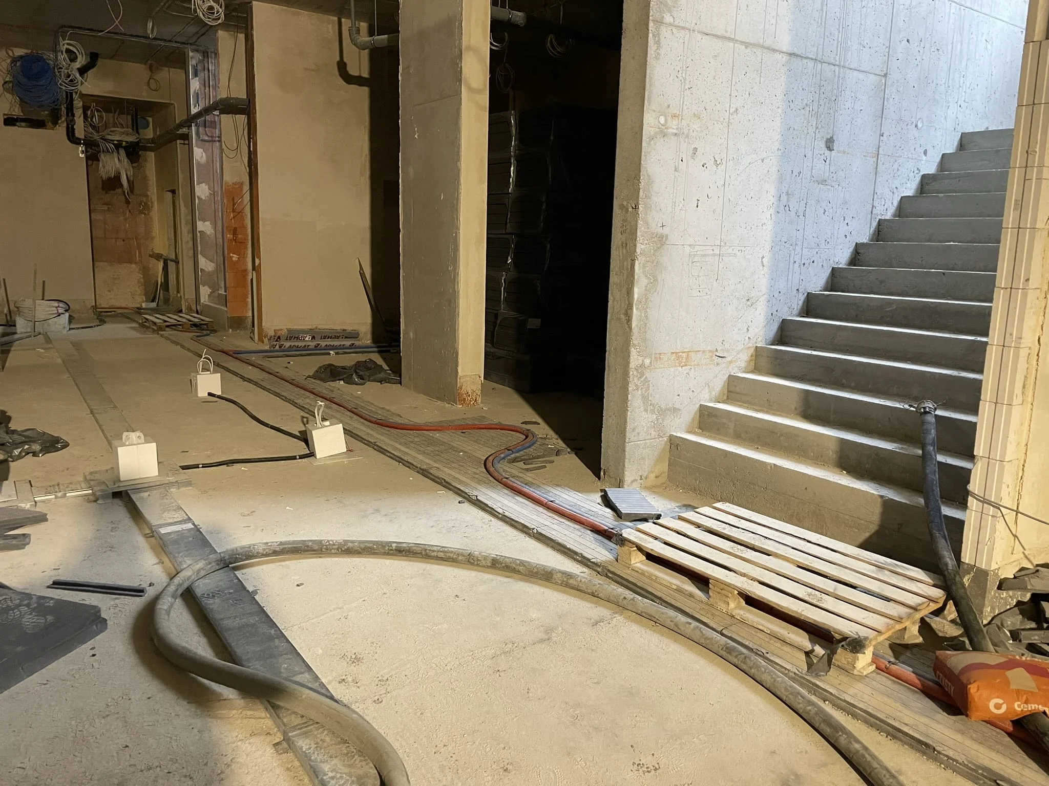 Затирка топпинговой смеси на бетонном полу производственного цеха / ТопПолГарант