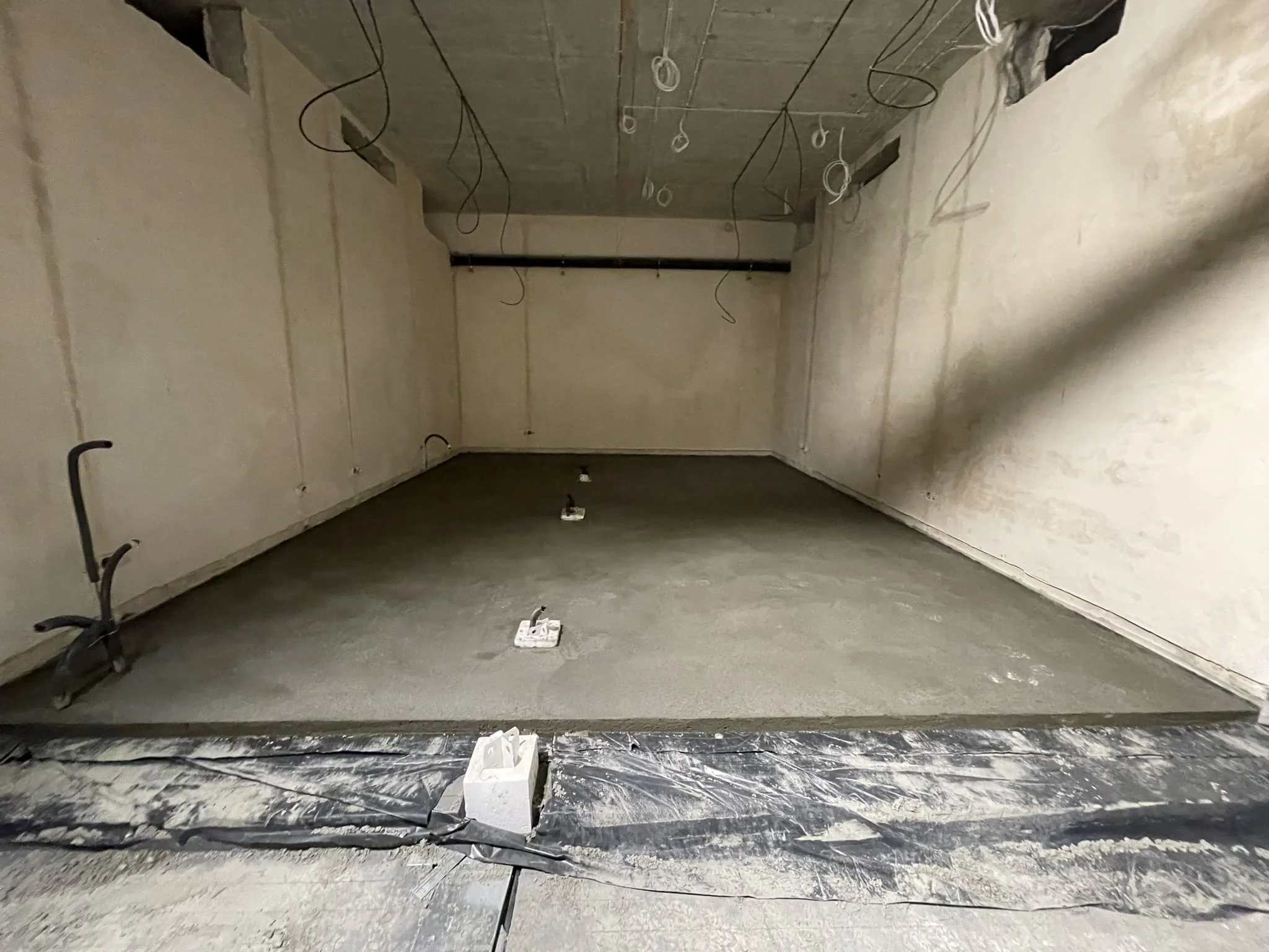 Готовый топпинговый пол с разметкой в логистической зоне завода / ТопПолГарант