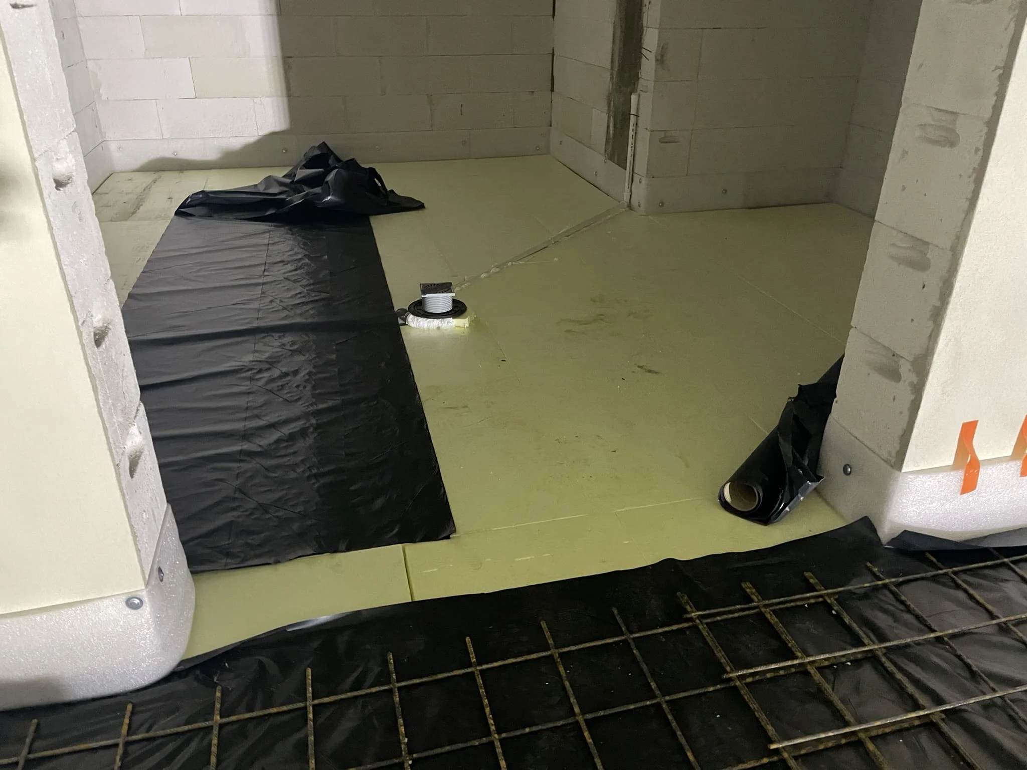 Готовый топпинговый пол с антискользящей текстурой и разметкой в цехе / ТопПолГарант