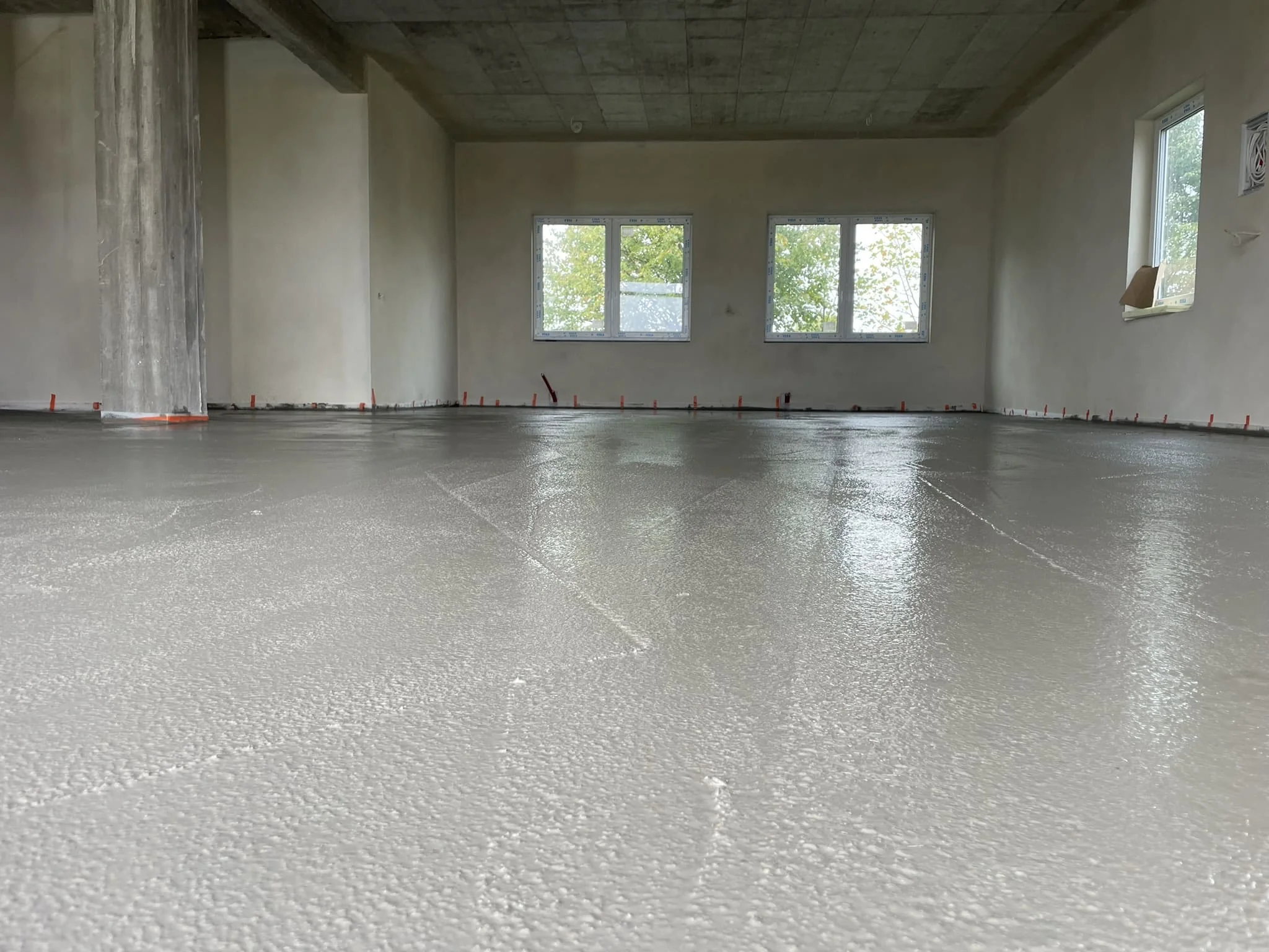 Затирание топпинговой смеси на свежем бетонном полу склада / ТопПолГарант