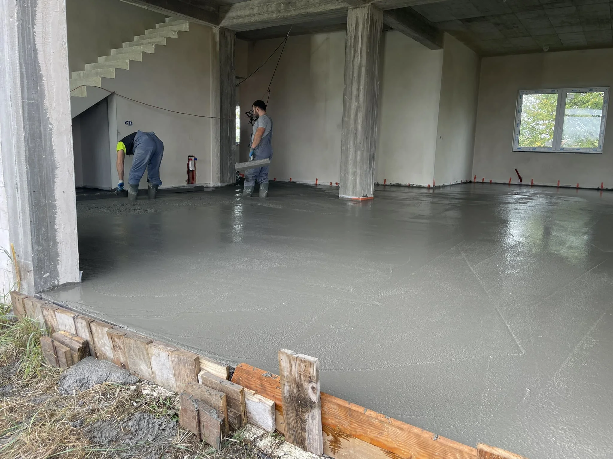 Готовый топпинговый пол в промышленном здании с идеально ровной поверхностью / ТопПолГарант