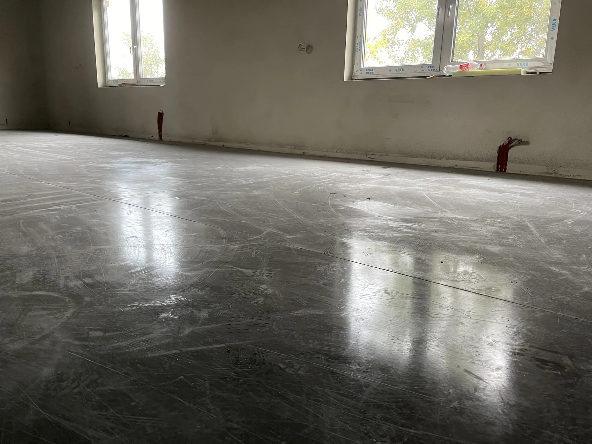 Финишная поверхность технического полимерного пола в коридоре инженерных коммуникаций / ТопПолГарант