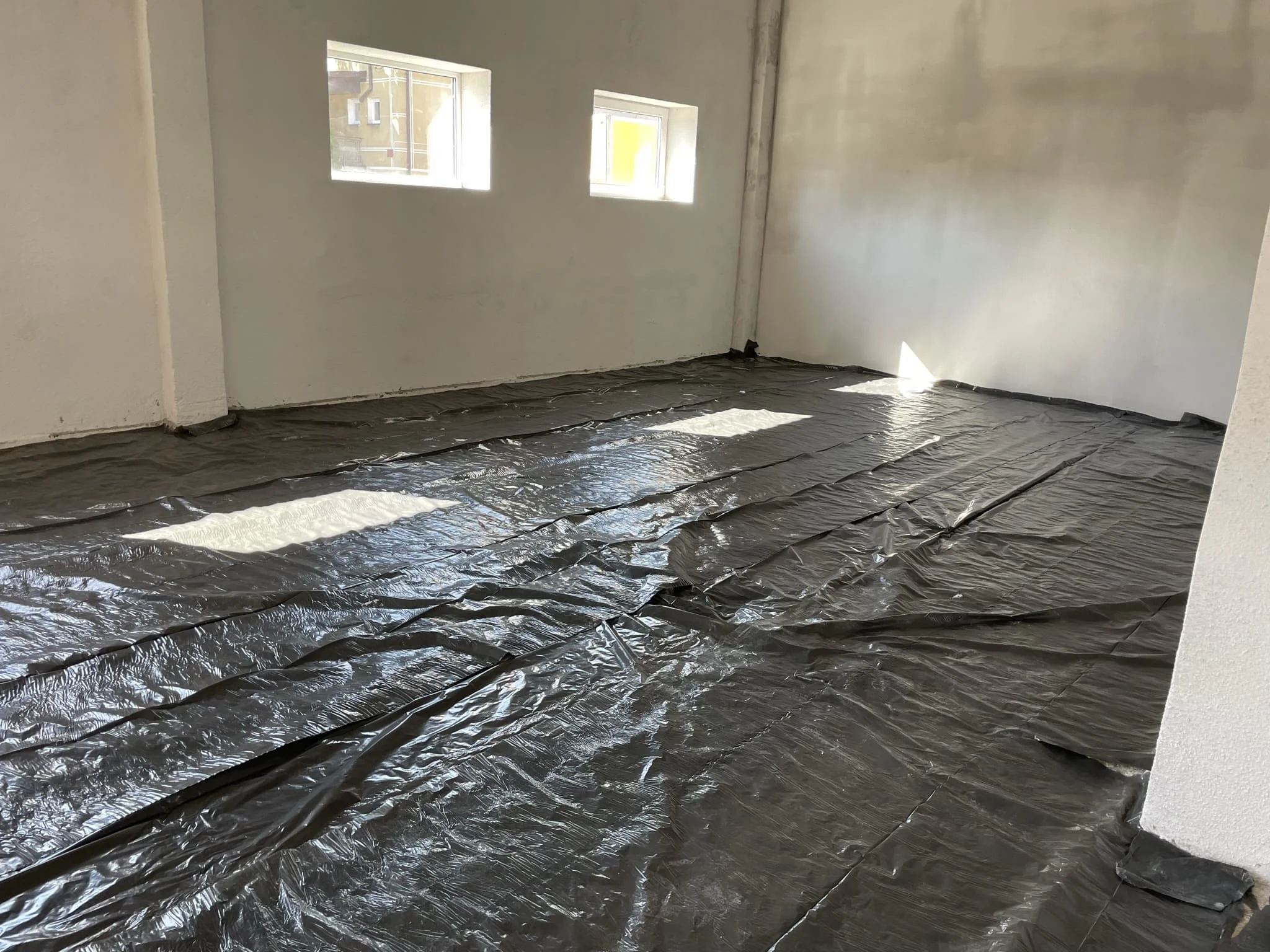 Готовый технический пол с антистатическим покрытием и разметкой для коммуникаций / ТопПолГарант