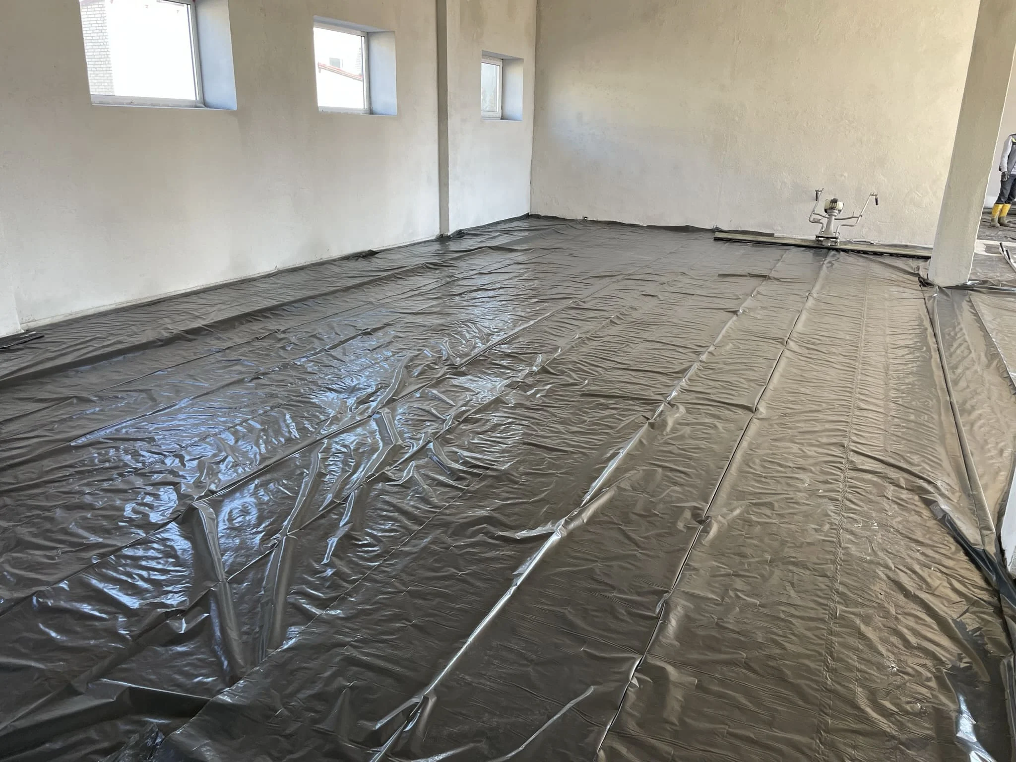 Монтаж технического пола в серверной для защиты кабельных коммуникаций / ТопПолГарант