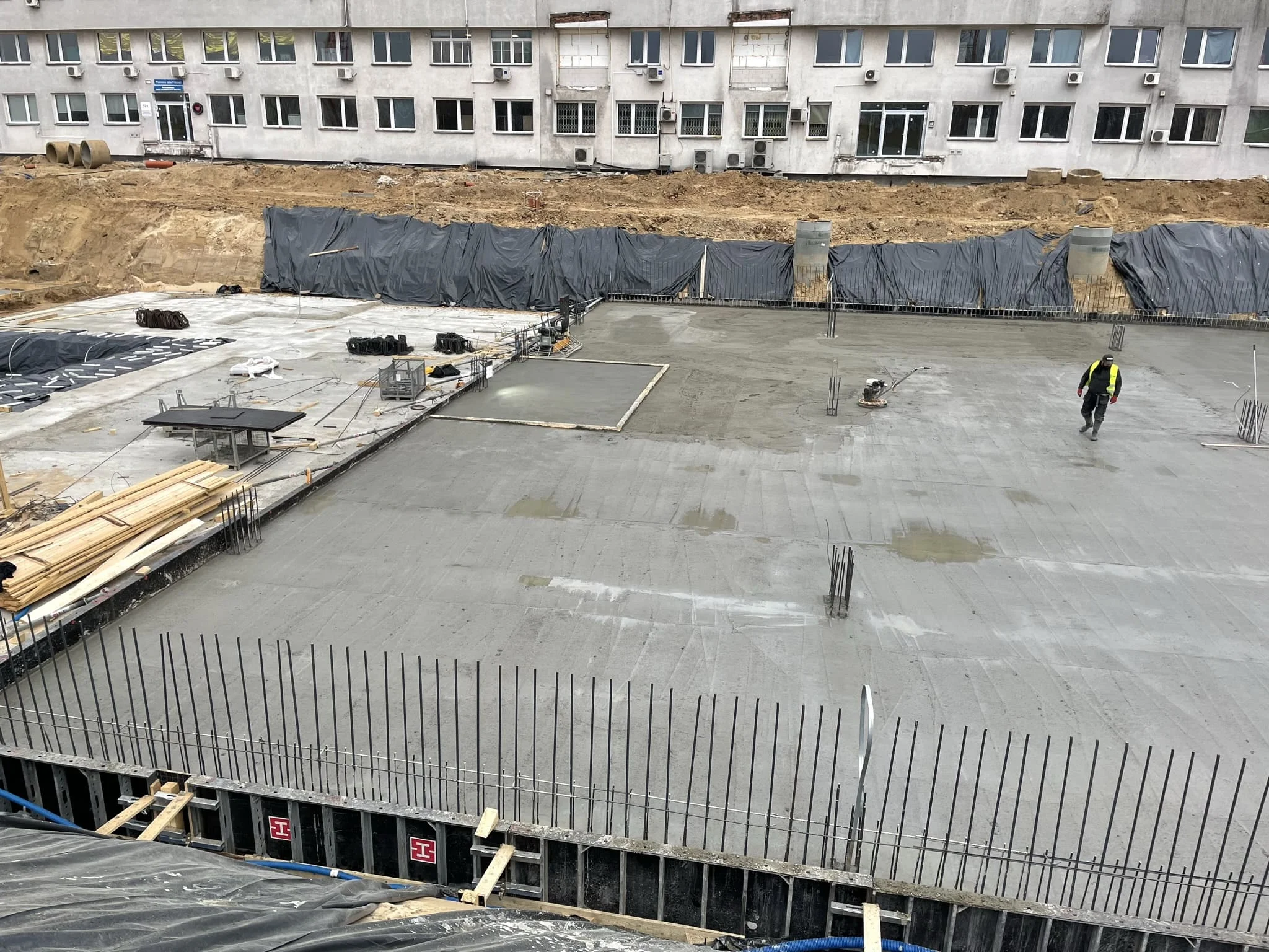 Этап механической полировки бетонного пола на складе / ТопПолГарант