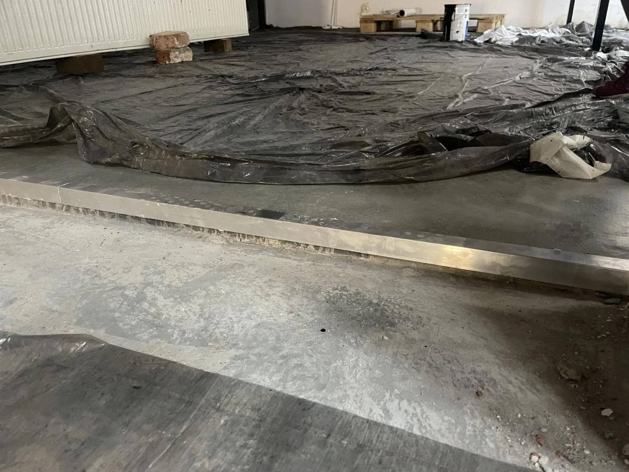 Торговый зал с идеально ровным и блестящим бетонным покрытием / ТопПолГарант