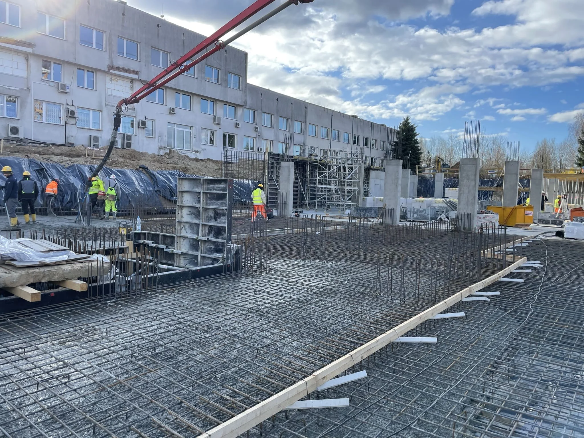 Мозаично-шлифовальная машина в работе на бетонном полу склада / ТопПолГарант