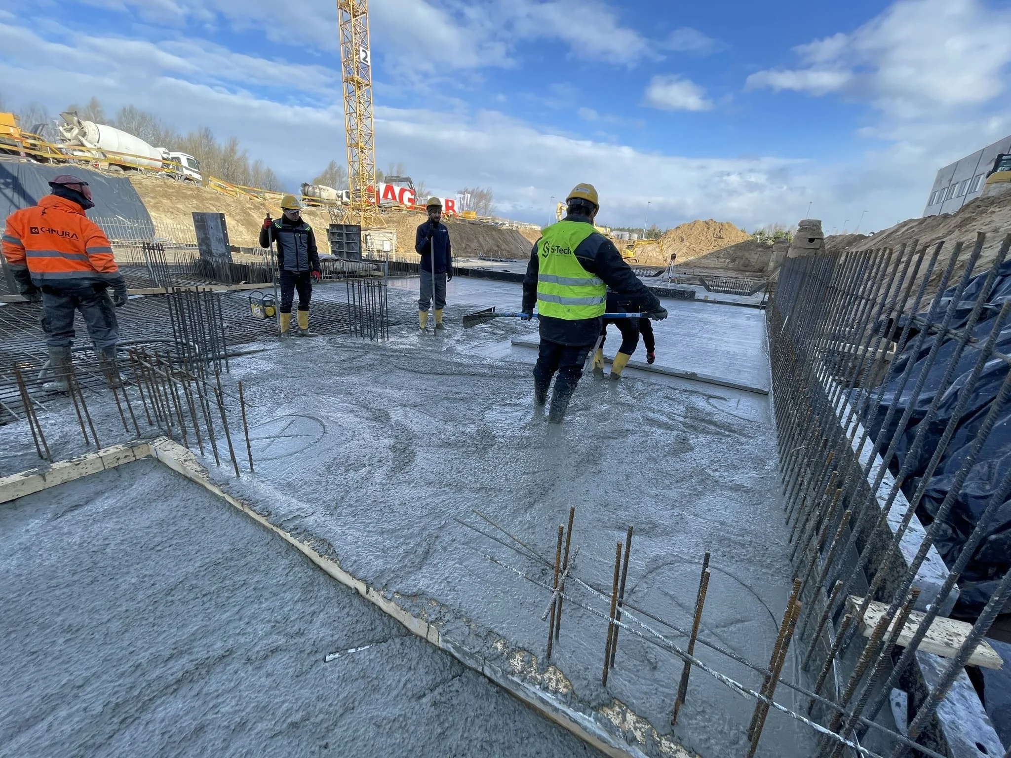 Финишный блеск после полировки бетонного пола в офисе или торговом центре / ТопПолГарант