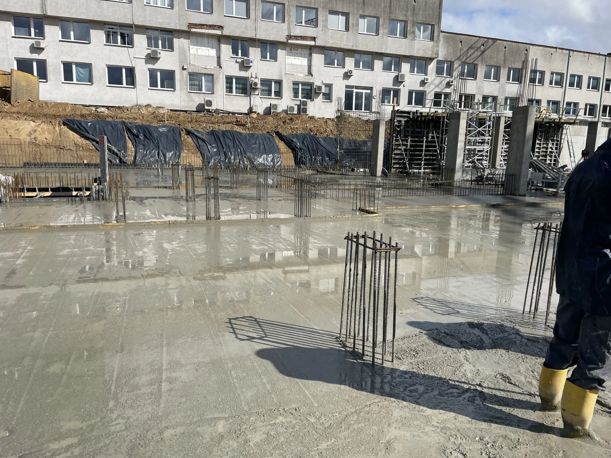 Монтаж бесшовного бетонного пола в крупном складском комплексе / ТопПолГарант