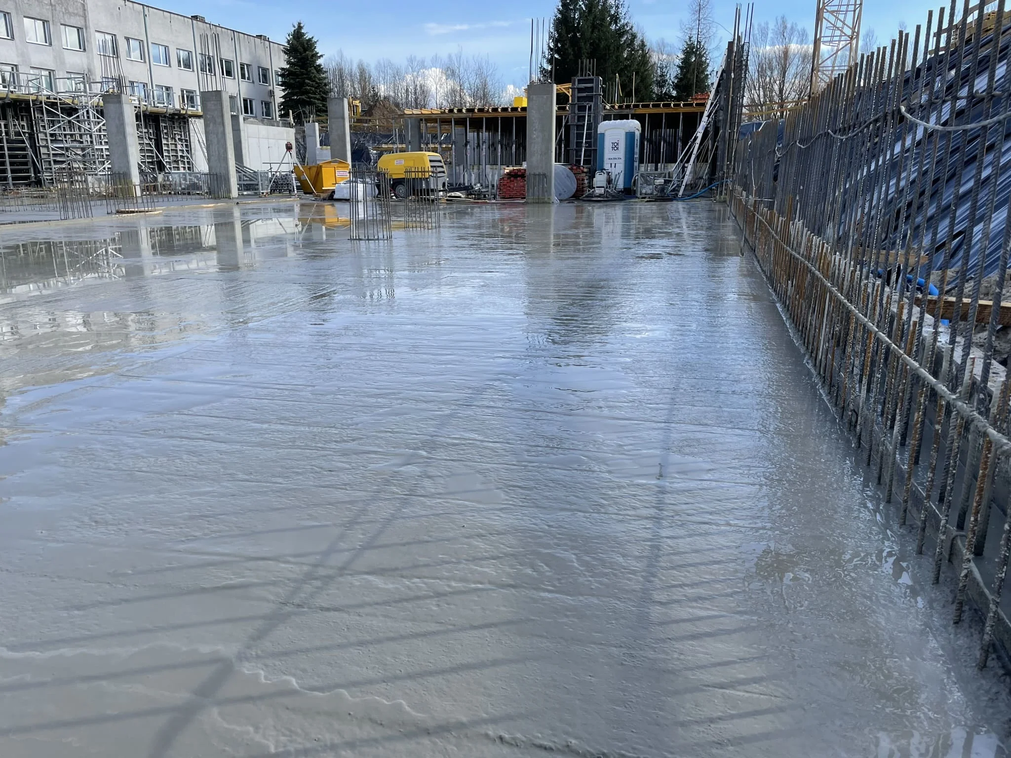 Монолитная поверхность бесшовного бетонного пола в промышленном цехе / ТопПолГарант