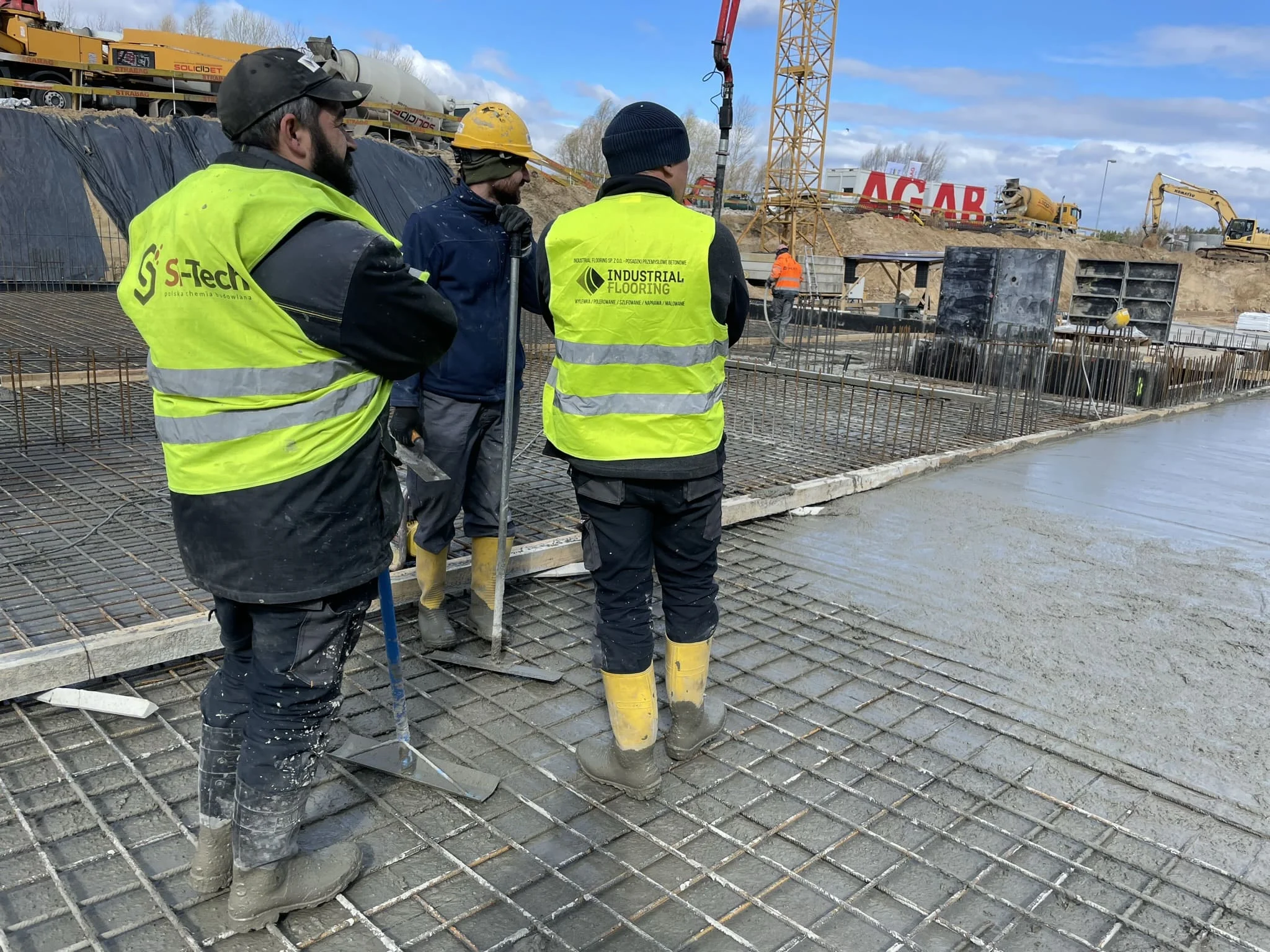 Готовый бесшовный пол без видимых стыков и трещин в торговом центре / ТопПолГарант