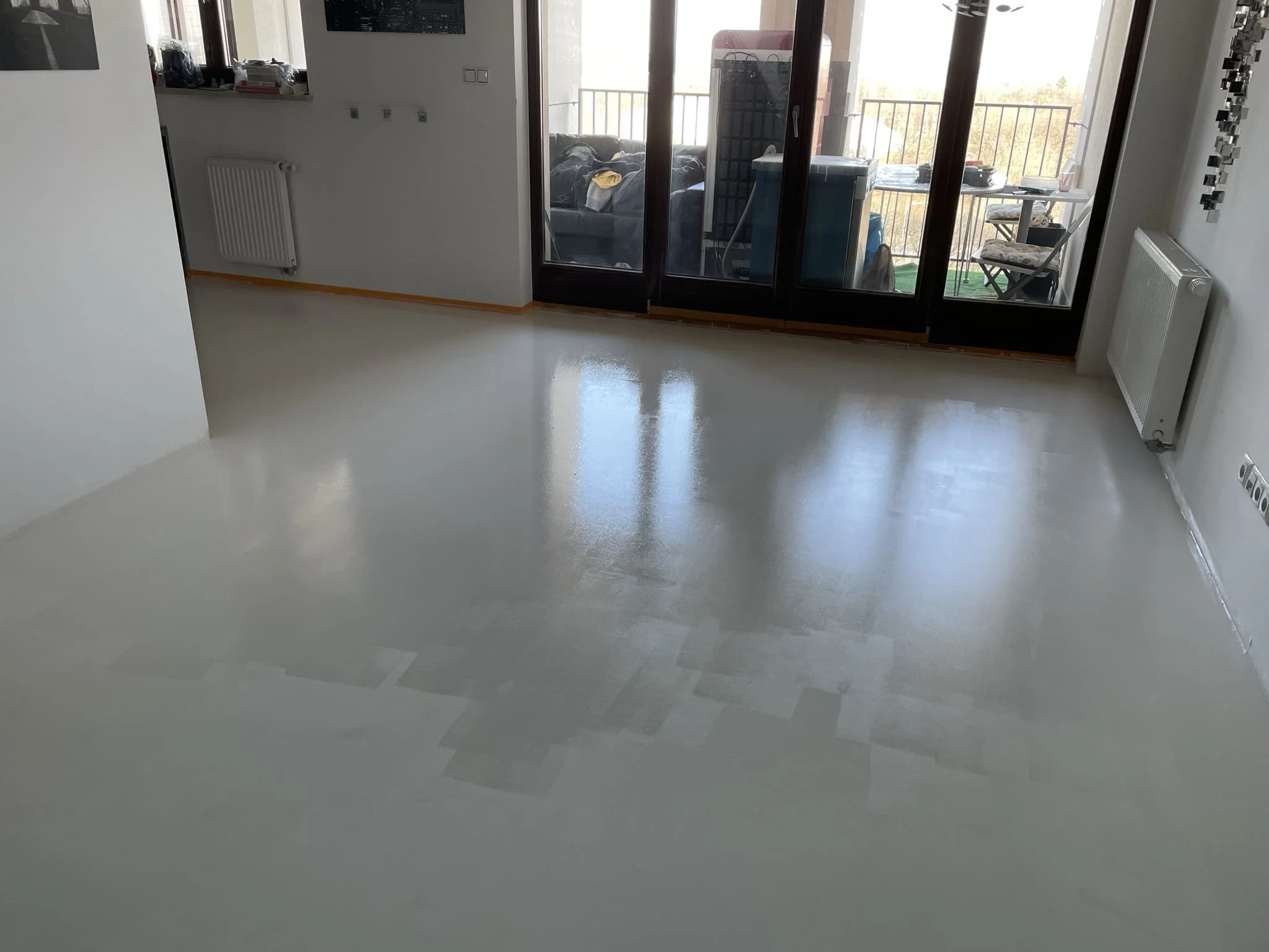 Декоративный цветной полимерный пол с чипсами и фирменной разметкой / ТопПолГарант